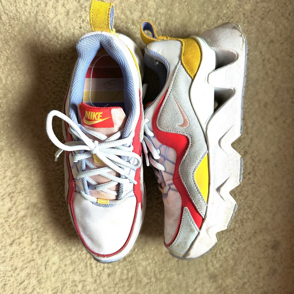 NIKE women’s RYZ 365 (red topaz gold) Tennis shoes